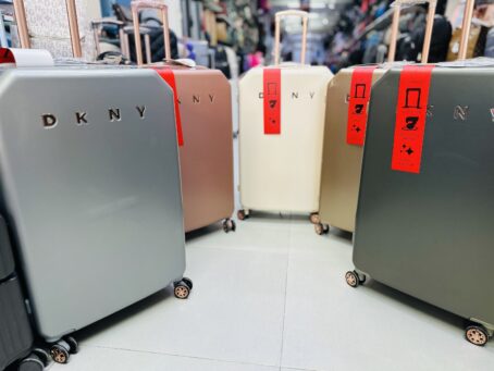 ⁦حقائب من ماركة (DKNY)⁩ - الصورة ⁦4⁩
